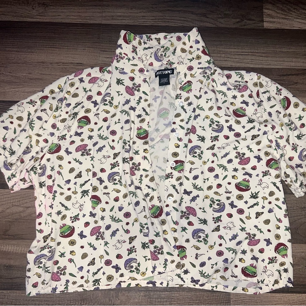 HOT TOPIC button up detailed top PERFECT CONDITION.